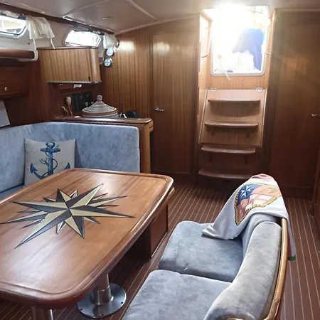 Veronica Bateau-hôtel *